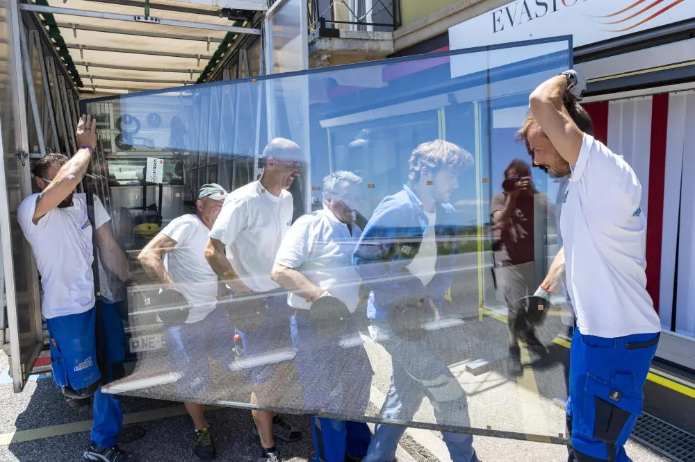 Vitrier professionnel à Dunkerque manipulant un vitrage